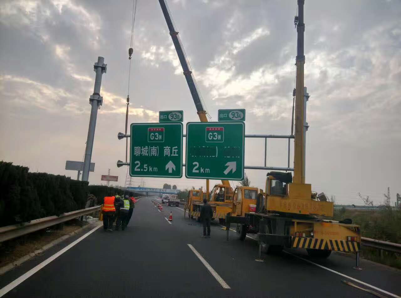 西宁西宁高速公路标志牌施工案例