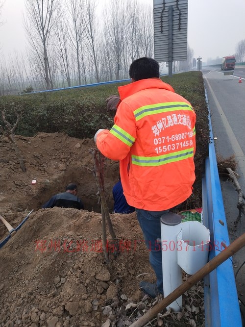 西宁西宁高速公路标志牌基础施工案例